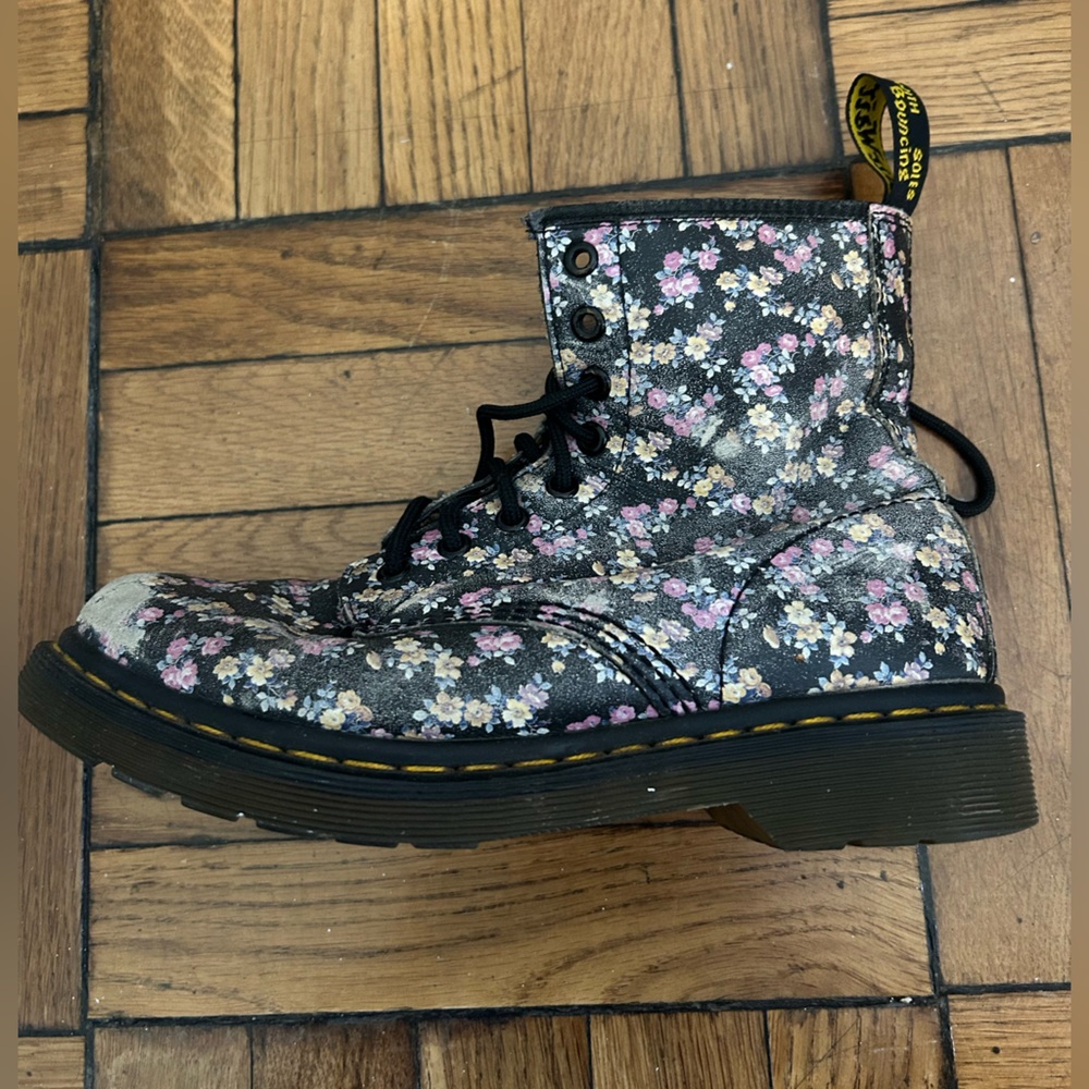 Vintage Floral Distressed Grunge 8 Eye Lace Up Combat Boots Dr. Martens